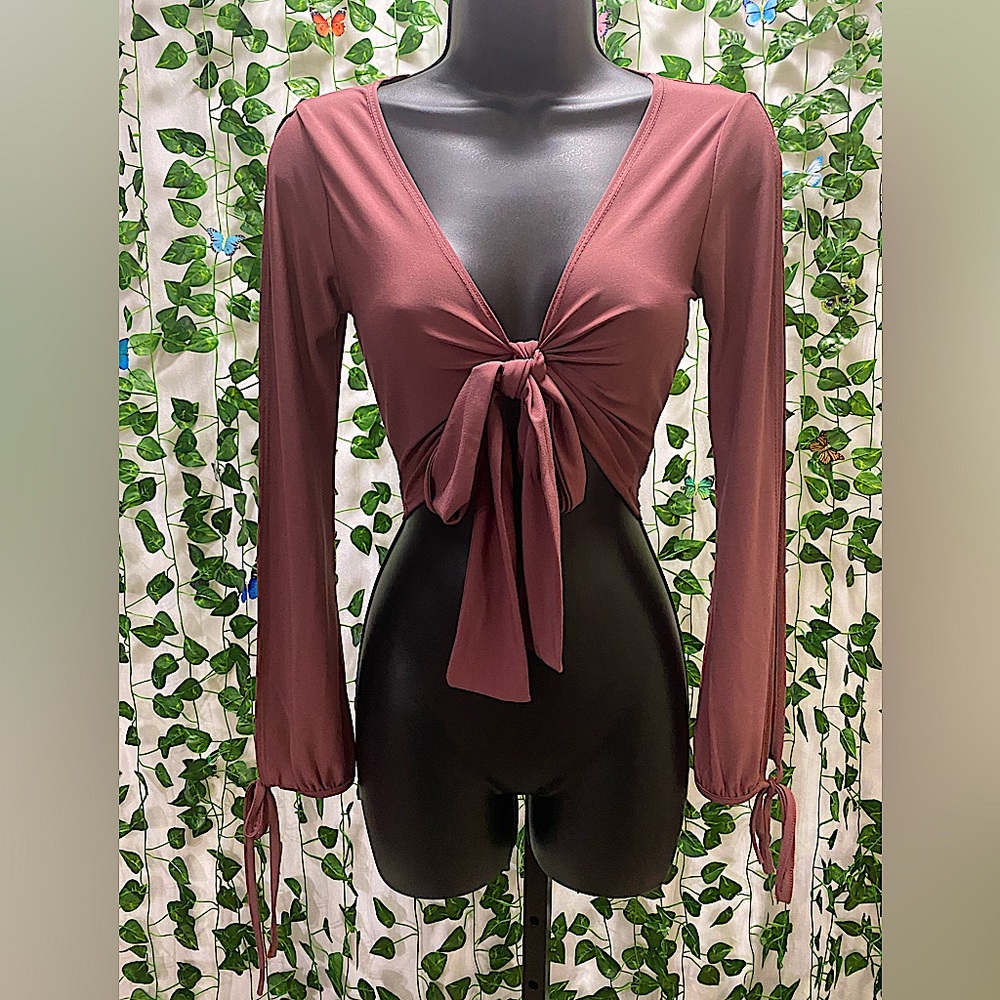Fashion Nova - Knot Front Long Sleeved Crop Top - Size: S